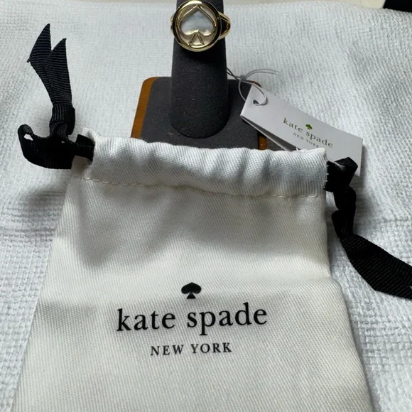 Kate Spade Mother of Pearl Signature Spade Ring NWT Dust Bag Size 7 - Picture 4 of 4
